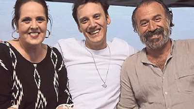 Ünlü şarkıcı Edis babasını 'Yeni Türkü'yle' duygulandırdı