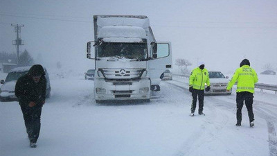Yoğun kar yağışı nedeniyle otoyollar trafiğe kapatıldı: TIR'lar yolda kaldı