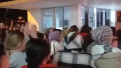 Yurtta kalan öğrenciler sokağa döküldü: Güvenliğimiz yok