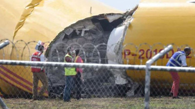 Acil iniş yapan kargo uçağı ikiye bölündü 