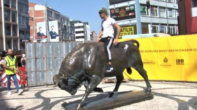 Bariyerleri aşıp bakıma alınan Boğa Heykeli’nin üzerine çıktı