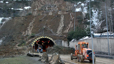 Bolu Dağı Tüneli'nde heyelan nedeniyle kapanan yolu açma çalışmaları sürüyor