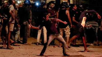 Devlet başkanının evi önünde toplanan öfkeli kalabalık, eve girmeye çalıştı