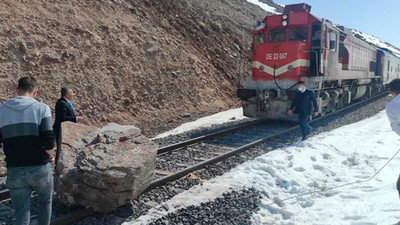 Doğu Ekspresi'ne kaya engeli! Yolcuların çabasıyla yol açıldı