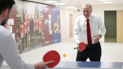 Erdoğan raket tutuşuyla sosyal medyanın dilinde 