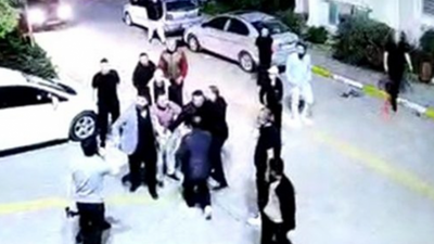 Polis memurunu darp edip silahını aldılar