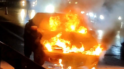 İçinde bebeklerin de olduğu araç alev aldı