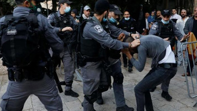 İsrail polisi Mescid-i Aksa'ya baskın yaptı