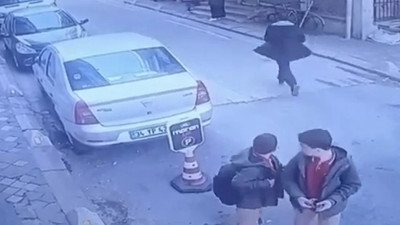 Kadına şiddet bitmiyor! Sokak ortasında sopayla dövdü