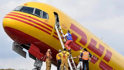 Kargo uçağı pistten çıktı, ikiye bölündü