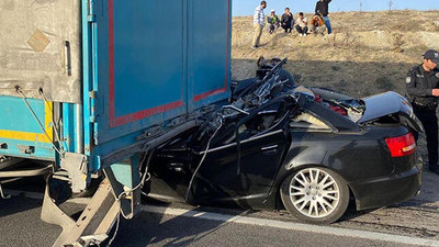 Otomobille TIR'ın altına giren makam şoförü öldü