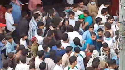 Pakistan'da yüzlerce erkek dört kadını taciz etti 