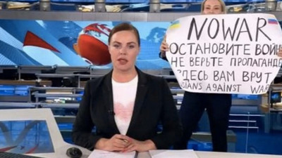 'Savaşa hayır' pankartı açan Rus gazetecinin yeni adresi belli oldu 