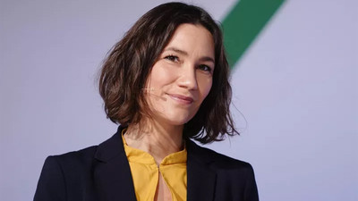 Sel felaketinde tatile giden bakan istifa etti