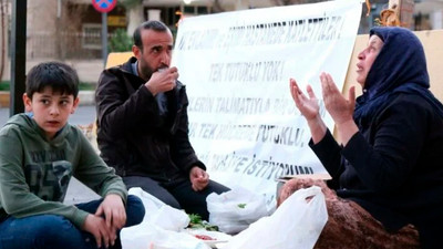 Şenyaşar ailesi orucunu Şanlıurfa Adalet Sarayı'nın kapısında açtı