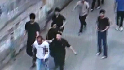 Taciz iddiası ortaya atılınca bıçaklanıp mahallede gezdirildi… Hayatını kaybetti