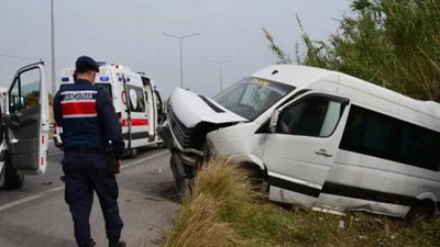 Turistleri taşıyan minibüs kaza yaptı: 1'i ağır 12 yaralı