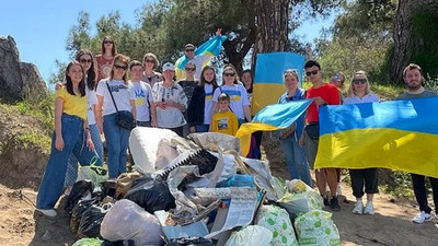 Türkiye'ye sığınan Ukraynalılar Antalya'da çöp topladı 