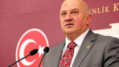 Uğur Bayraktutan, CHP afişlerinin toplatılmasına tepki gösterdi