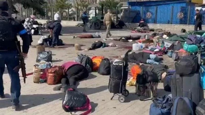 Ukrayna'dan korkunç görüntüler: Rusya tren istasyonunu vurdu