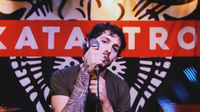 32 yaşındaki ünlü şarkıcı trafik kazasında hayatını kaybetti