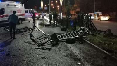 Bingöl'de kontrolden çıkan otomobil bariyerler çarptı: 2 ölü