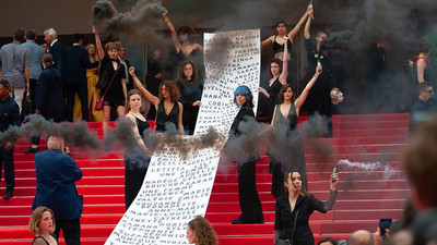 Cannes Film Festivali'nde kadın cinayetleri kırmızı halıda protesto edildi