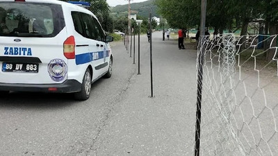 Dedesinden miras kalan arsanın içinden geçen yolu tel örgüyle kapattı