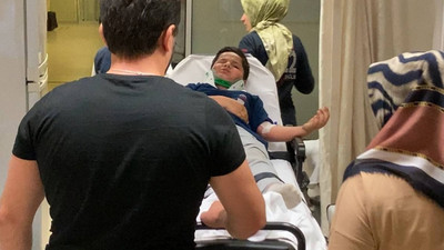 Düğün konvoyundaki otomobil, zarf isteyen çocuğa çarptı