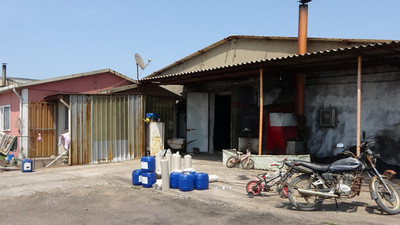 Evli kadını kürekle öldürdü, gözlerini oydu: Kocasını teselli ederken yakalandı