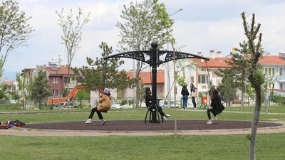 Geçen hafta 1 genç ölmüştü! Yine aynı salıncak yine tehlike