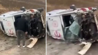 Hasta taşıyan ambulans devrildi: 5 yaralı