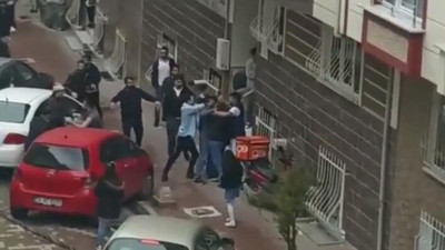 Kiracılarla ev sahipleri sokakta birbirlerine girdi