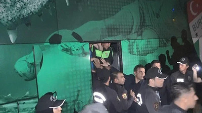 Küme düşen Bursaspor'a taraftarlarından sert tepki: 3 saat stattan çıkamadılar