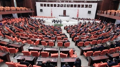 Meclis'te 'gülme' krizi: Tansiyon yükseldi, toplantıya ara verildi