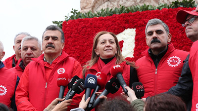 Sendikalar Taksim'deki Cumhuriyet Anıtı'na çelenk bıraktı