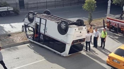 Toplu taşıma aracı alt geçide düştü!