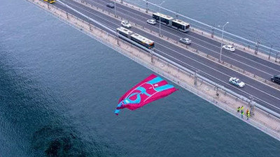 Trabzonspor bayrağı İstanbul Boğazı'na asıldı