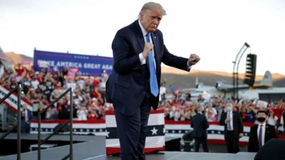 Trump'tan tepki çeken hareket: Çocuk kurbanların ismini okuduktan sonra oynadı