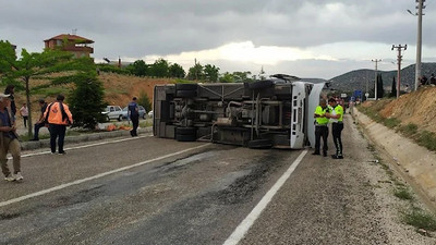 Turistleri taşıyan midibüs devrildi