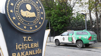 Ümit Özdağ’ın 'bekle geliyorum' diye seslendiği İçişleri Bakanlığı önüne ‘Hayvan Durum İzleme’ aracı çekildi