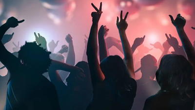 Ünlü sanatçı yasaklara isyan etti: Sırada kadınları taşlamak mı var