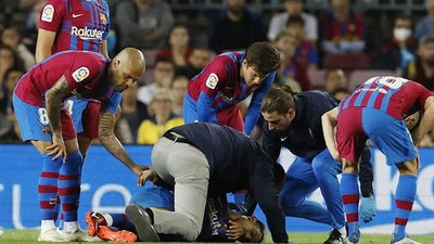 Yeşil sahalarda korku dolu anlar: Barcelona maçında ambulans sahaya girdi