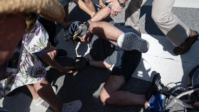 ABD Başkanı Biden bisikletten düştü