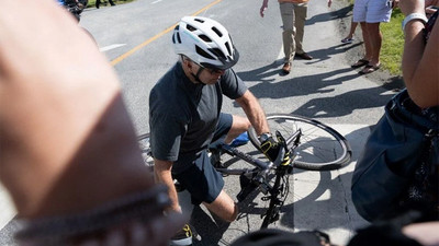 ABD Başkanı Joe Biden, gazetecilere el sallarken bisikletten düştü