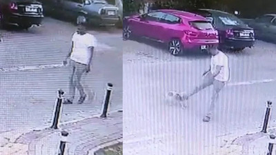 Acımasız adam köpeğe tekme attı, hiçbir şey olmamış gibi yoluna devam etti  