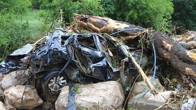 Adana'da sel: Araçlar kullanılamaz hale geldi