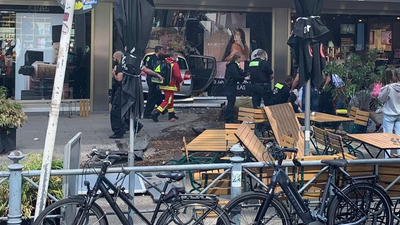 Almanya'da bir araç kalabalığın içine daldı: 1 ölü, 30 yaralı