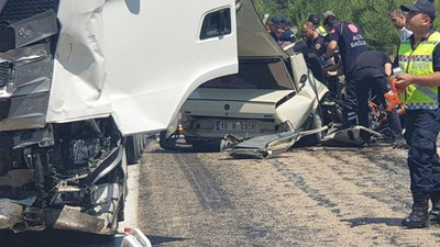Anne ile oğlu TIR ile çarpışan aracın içerisinde sıkışarak hayatını kaybetti