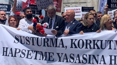 Atatürk anıtı önünde ‘sansür yasası’ protestosu